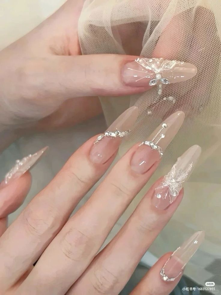 Thêm một chút lấp lánh cho bộ móng đẹp rạng rỡ!