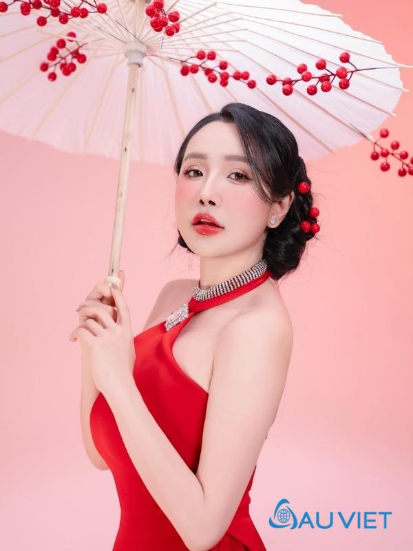 Viên Vibi lộ hàng với ô đỏ kiểu cổ trang